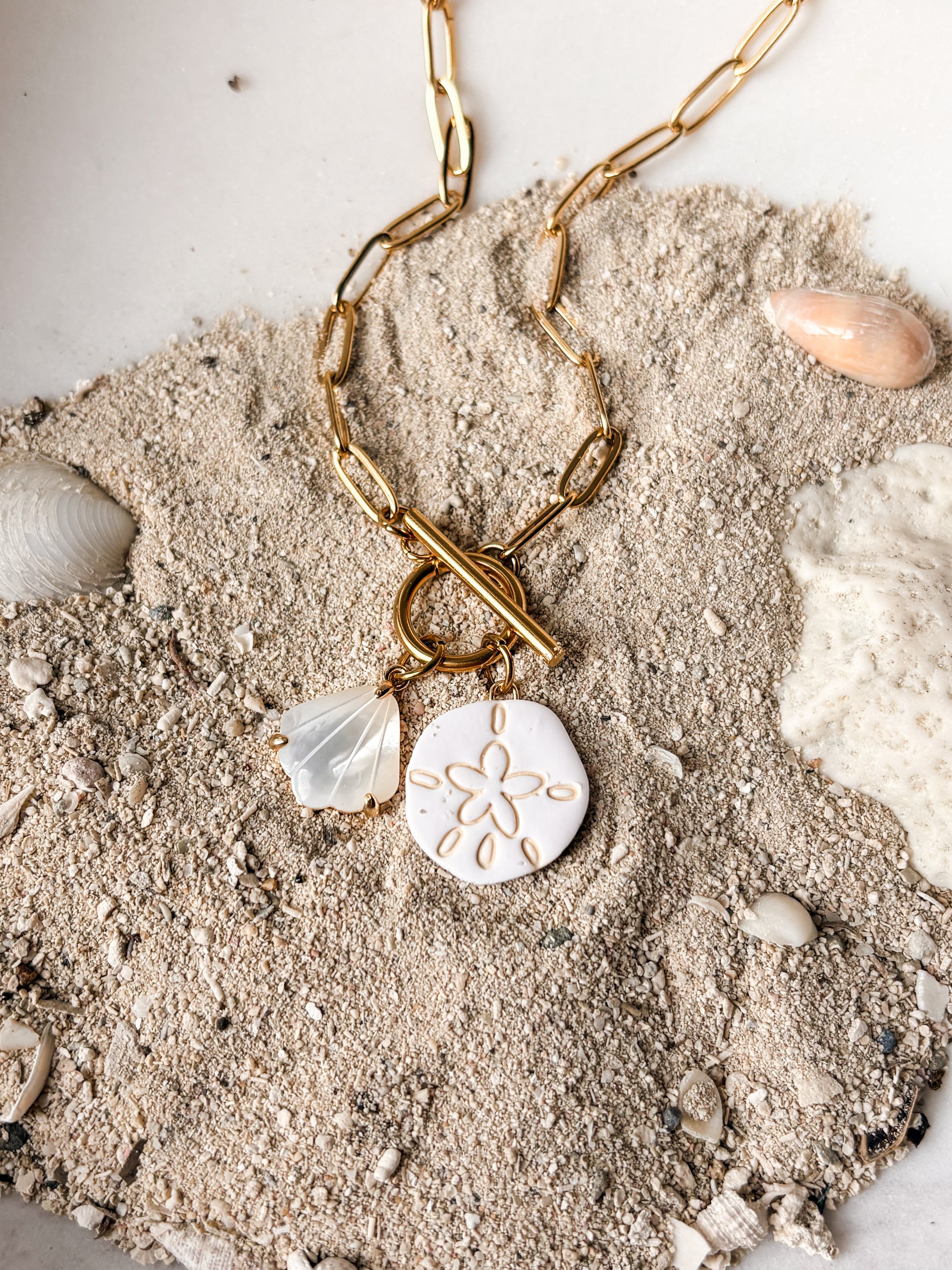 Sand Dollar &amp; Shell Charm Necklace (gold)