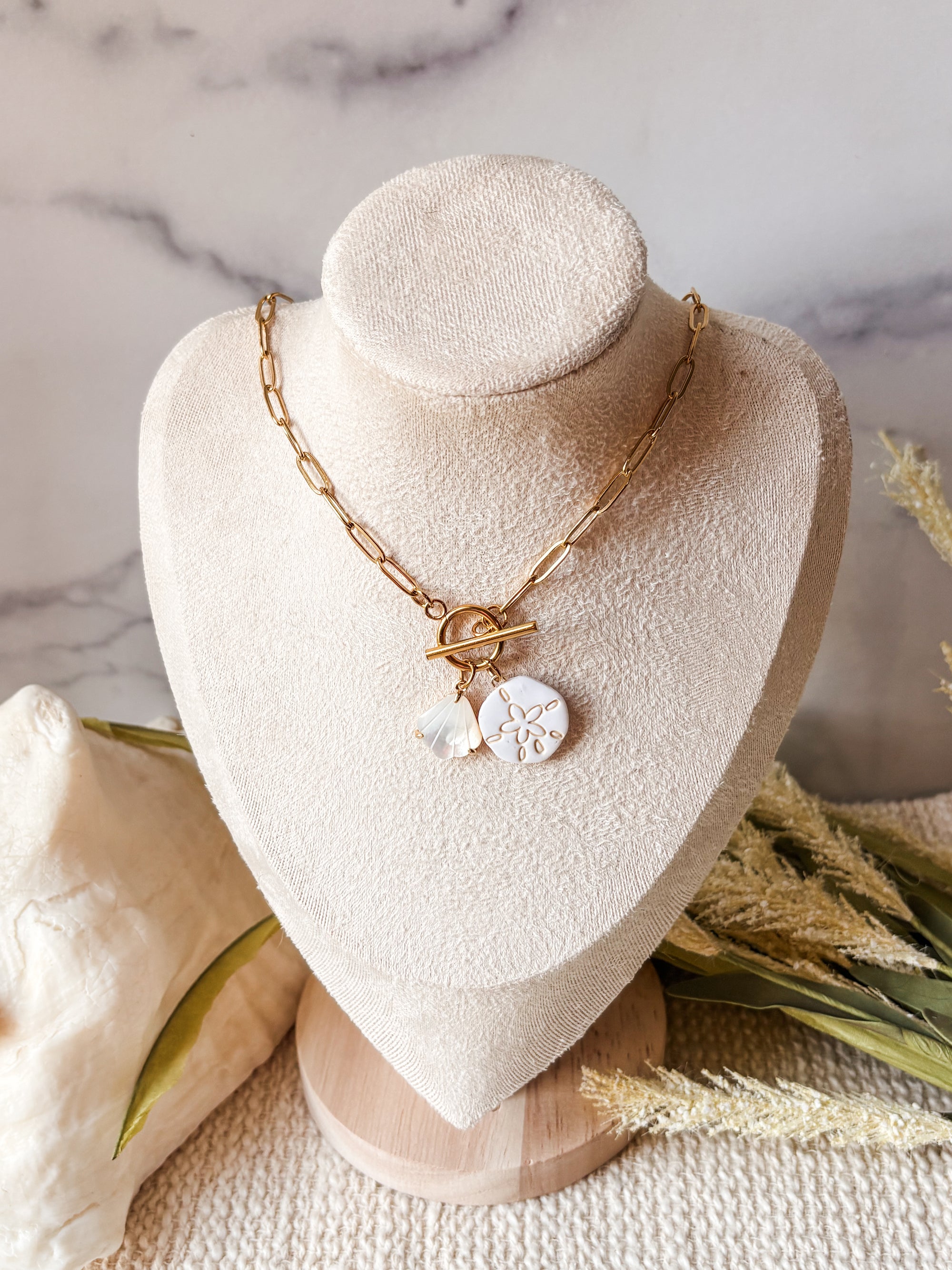 Sand Dollar &amp; Shell Charm Necklace (gold)