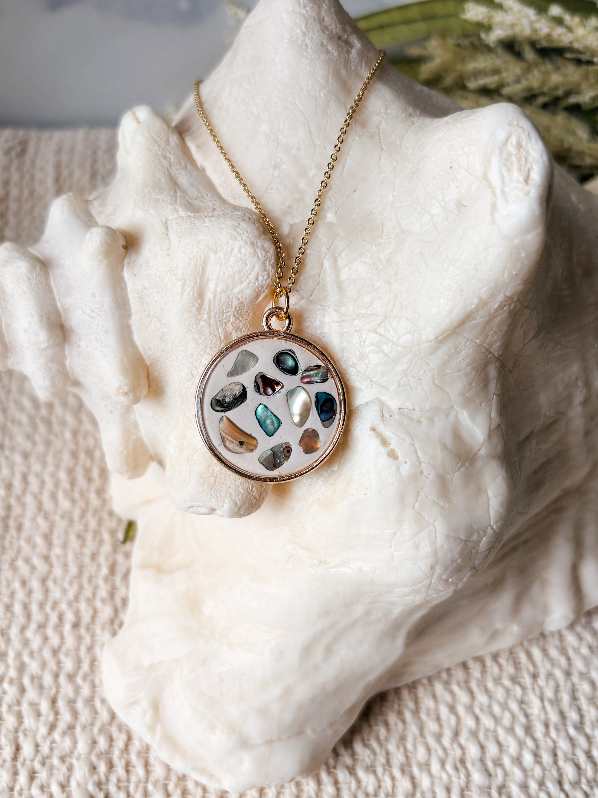Abalone Shell Oaklee Pendant Necklace (gold)