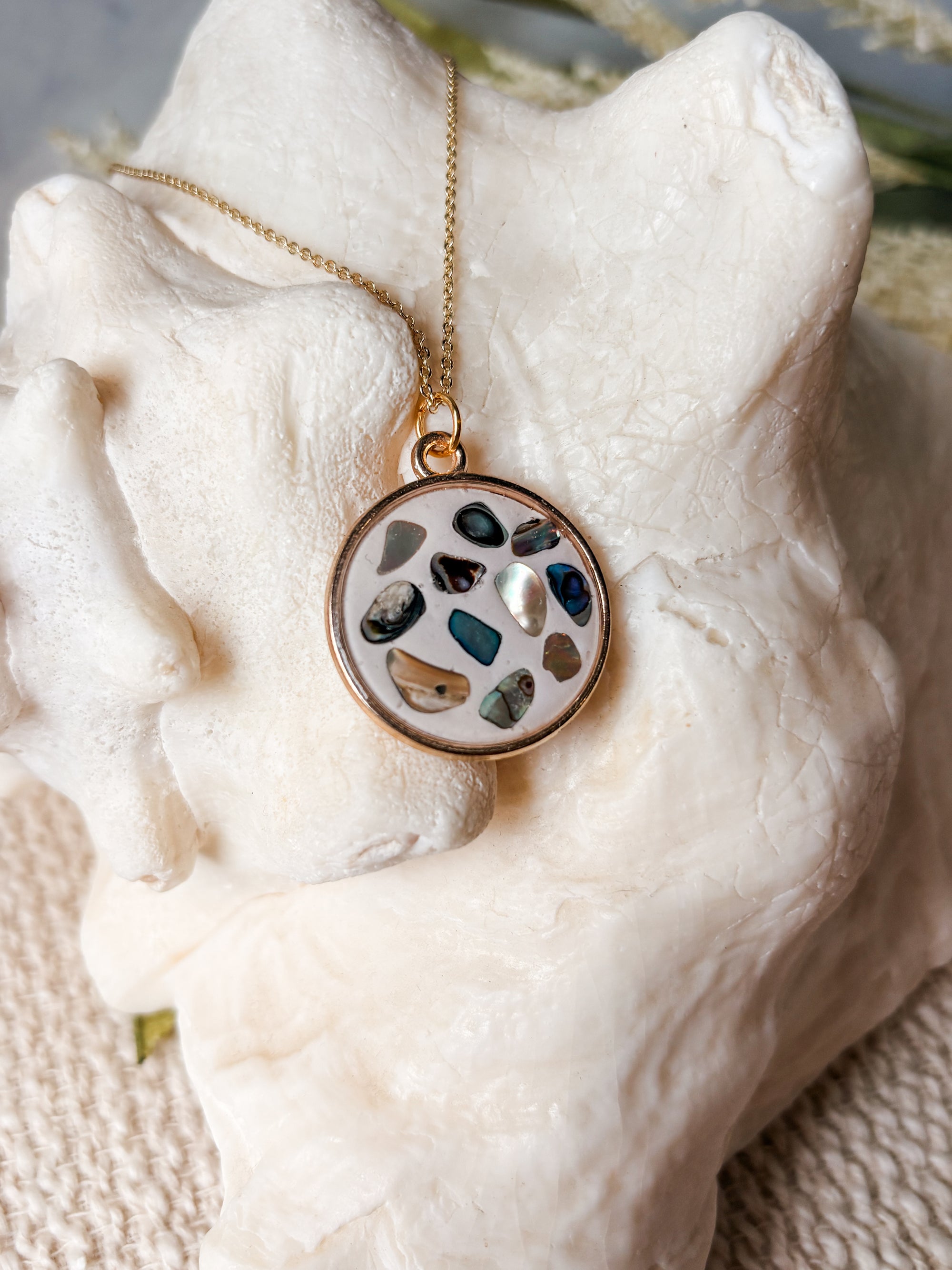 Abalone Shell Oaklee Pendant Necklace (gold)